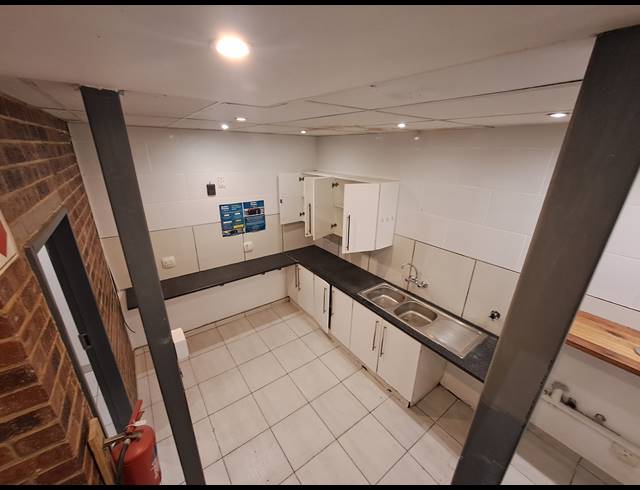 111M² RETAIL TO LET IN DUNKELD WEST